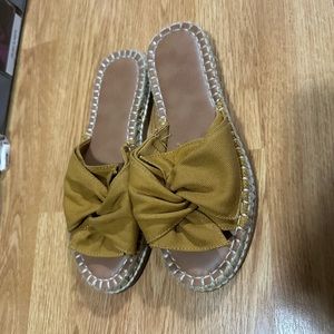 Universal Thread from Target, women’s 6.5. Great condition, worn 1 time.